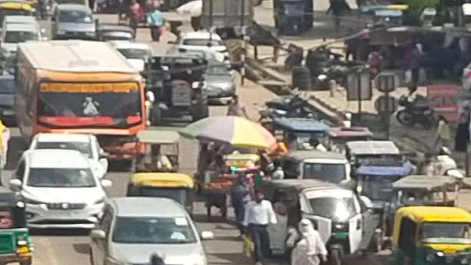 Agra’s Bhagwan Talkies Turns into Parking Zone, Traffic Chaos Worsens