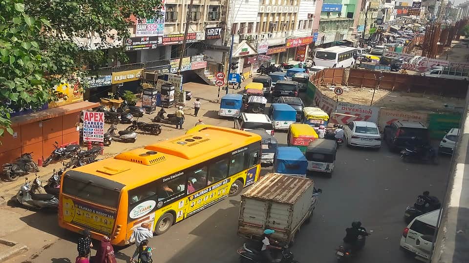 Agra’s Bhagwan Talkies Turns into Parking Zone, Traffic Chaos Worsens