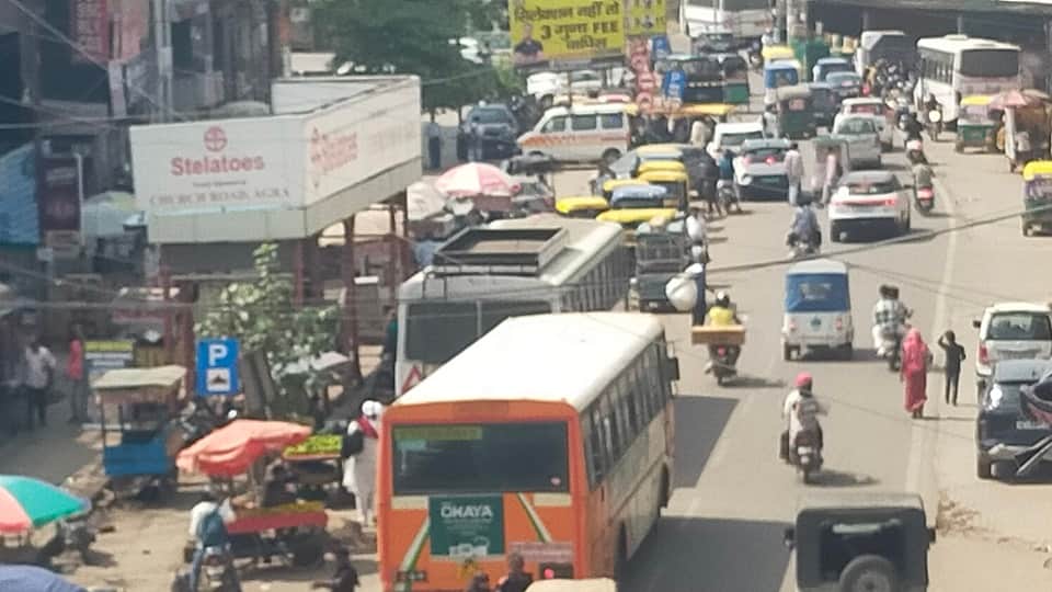 Agra’s Bhagwan Talkies Turns into Parking Zone, Traffic Chaos Worsens