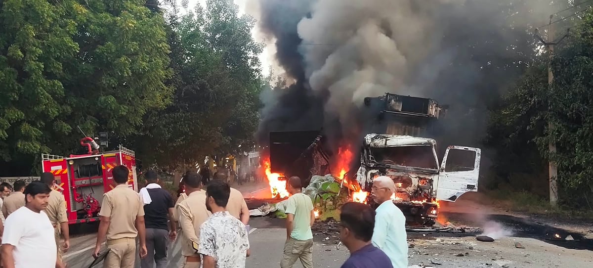 यूपी ब्रेकिंग: आगरा-अलीगढ़ हाईवे पर भीषण हादसा,  कंटेनर-डंपर की भिड़ंत के बाद लगी आग; दो की मौत की आशंका