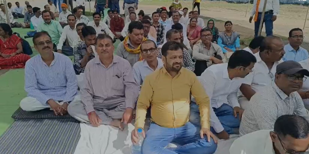 28 साल पढ़ाया, अब टीईटी पास करने की बारी: शिक्षक बोले-हम अयोग्य हैं तो हमारे पढ़ाए डॉक्टर-इंजीनियर भी अयोग्य?
