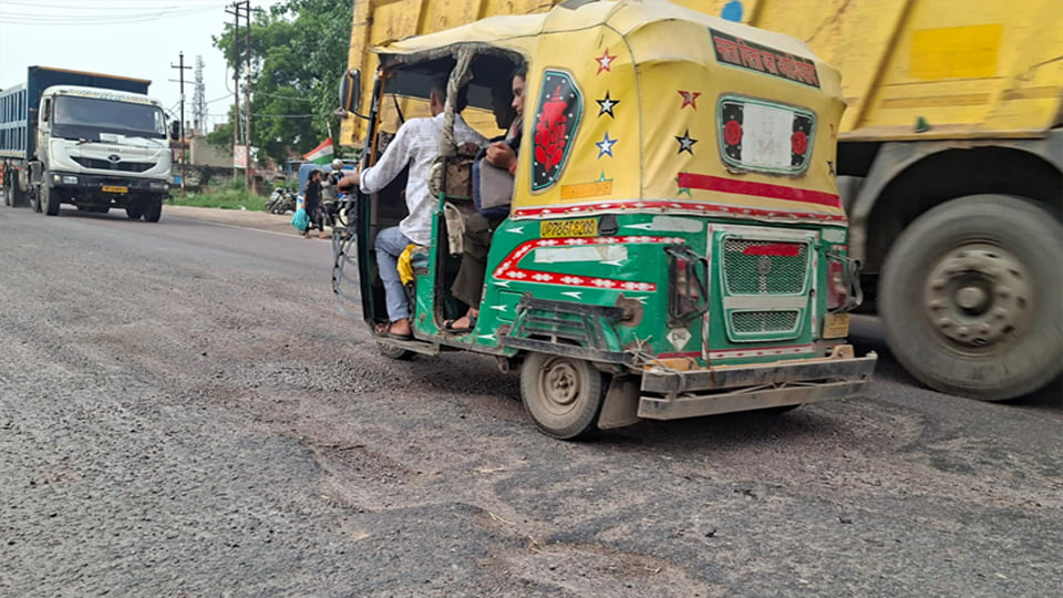 कानपुर: अब गड्ढे बचाने में ओमनी-ऑटो से जा भिड़ी, यात्री घायल, 24 घंटे के भीतर इस मार्ग पर दूसरी दुर्घटना