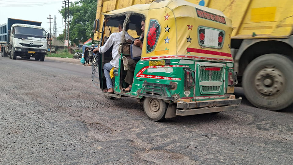 Kanpur: Passenger injured after vehicle collides with auto-rickshaw while swerving to avoid a pothole