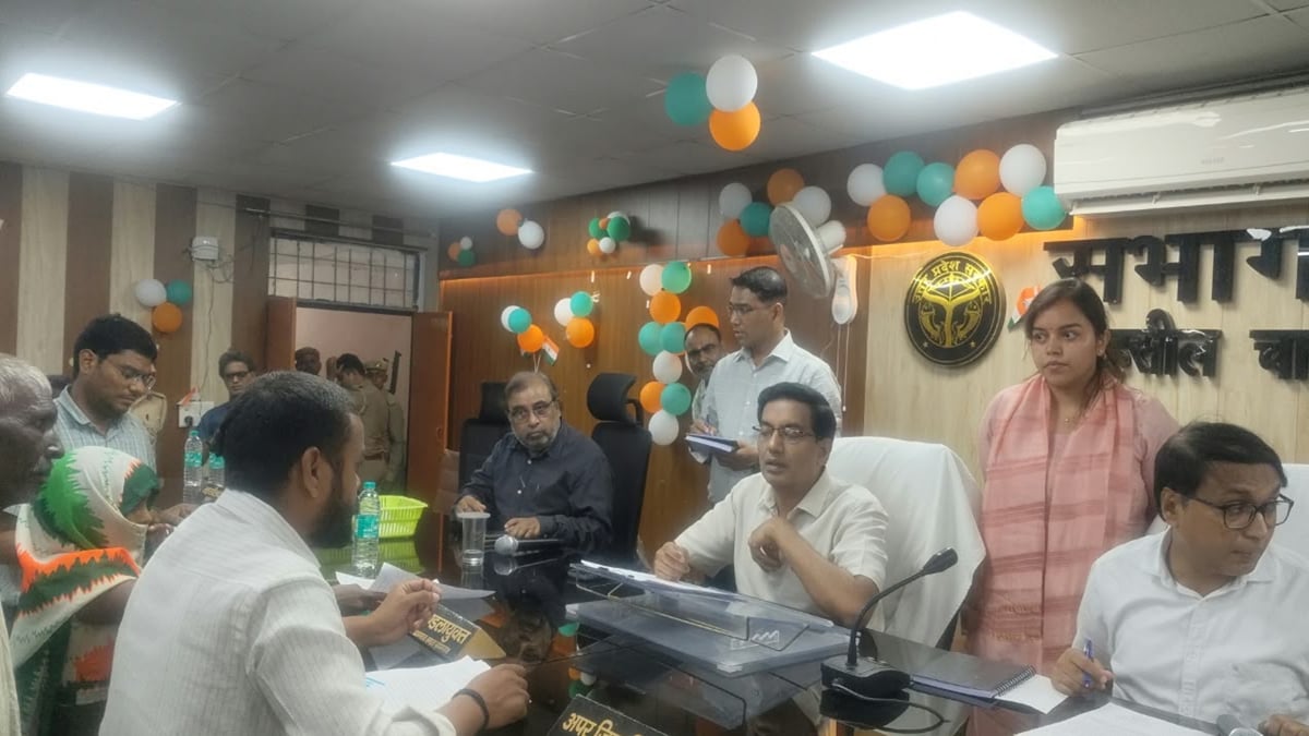 कौशाम्बी : चायल तहसील में मंडलायुक्त का औचक निरीक्षण, 9 अधिकारियों का वेतन रोकने के निर्देश