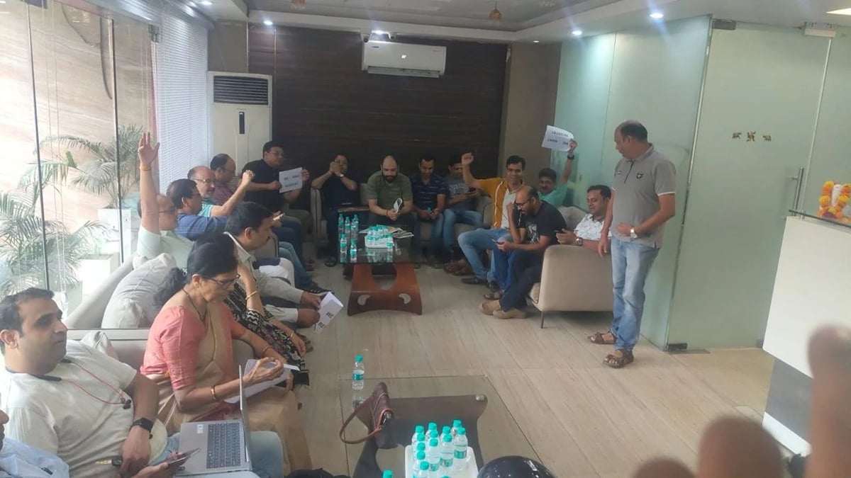 गाजियाबाद में मिग्सन के खिलाफ प्रदर्शन: 100 से ज्यादा निवासी धरने पर, तीन साल से रजिस्ट्री नहीं होने का आरोप