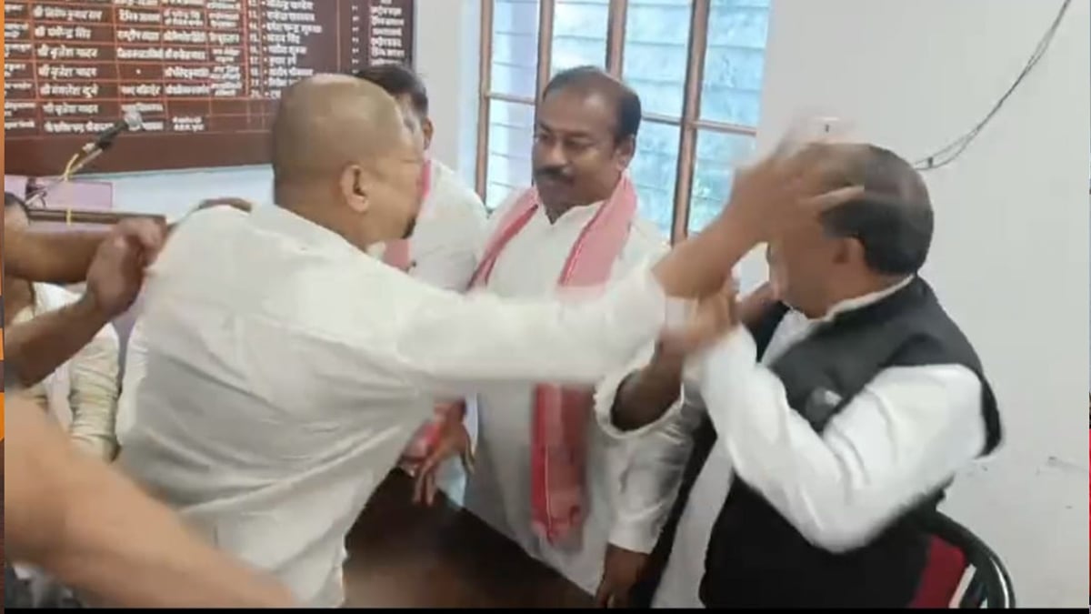 सपा कार्यकर्ता भिड़े: गोरखपुर में प्रेस कॉन्फ्रेंस में बवाल,  पूर्व जिलाध्यक्ष को मारा थप्पड़; जमकर हुई हाथापाई