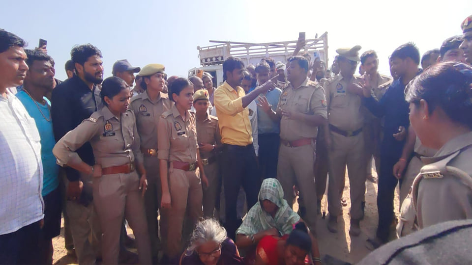 कानपुर देहात: बाइक सवार दंपती को टक्कर मारने के बाद डंपर ने 20 मीटर घसीटा, महिला की मौत