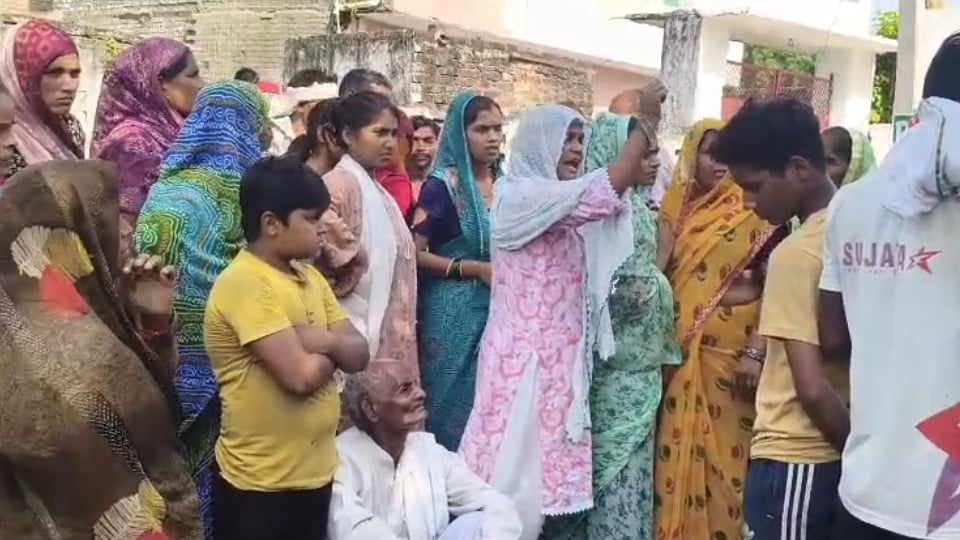 औरैया: पीड़ित परिवार को दी गई चेक हुई बाउंस, नाराज परिजनों ने काटा हंगामा