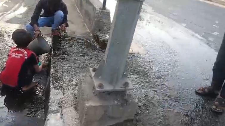 Fuel Tanker Crashes in Agra, Petrol and Diesel Spill on Highway as Locals Rush to Collect Fuel