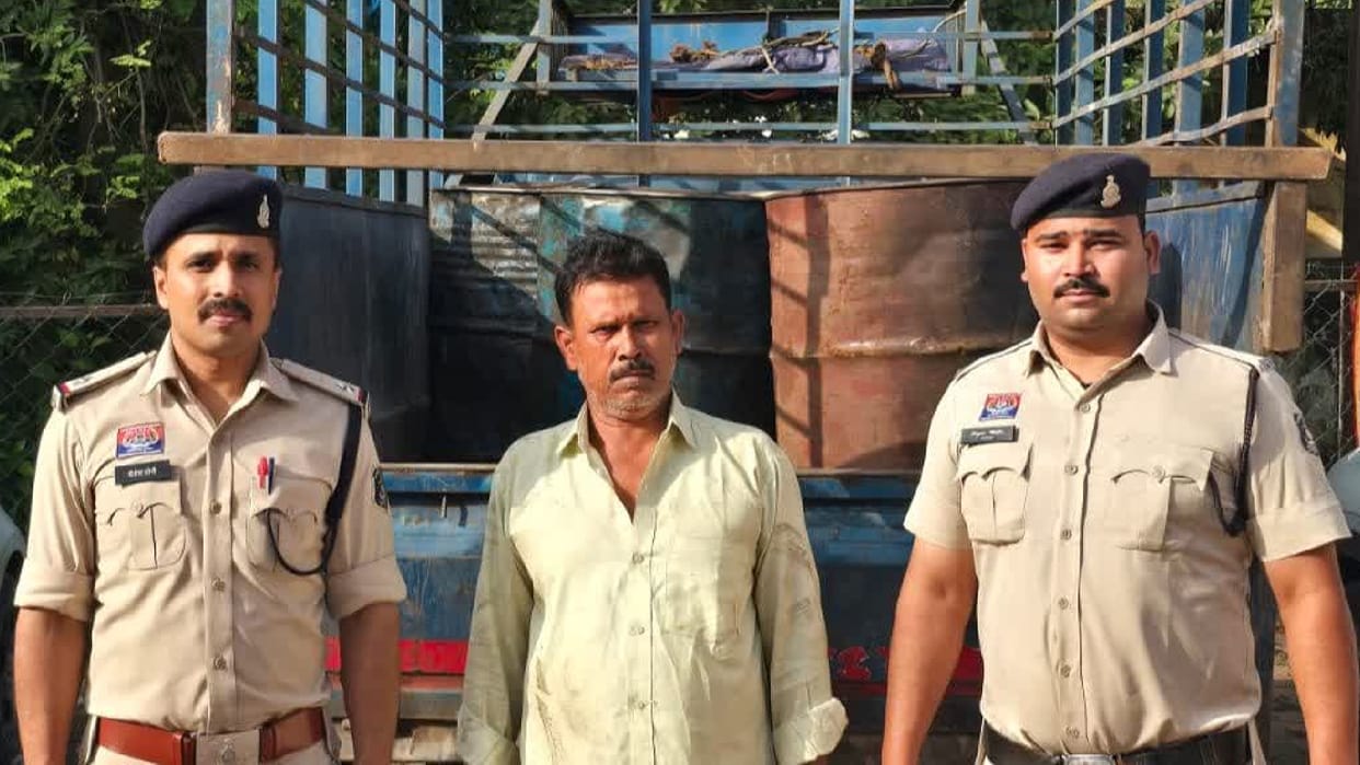 1400 litres of diesel was being transported in seven drums, Khamtarai police caught it along with the vehicle
