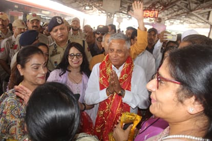 जम्मू रेलवे स्टेशन पर यात्रियों का अभिवादन स्वीकार करते केंद्रीय रेल राज्य मंत्री।