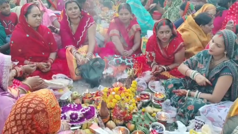 जितिया पूजा: संतान की लंबी आयु व स्वास्थ्य के लिए माताओं ने व्रत रखा