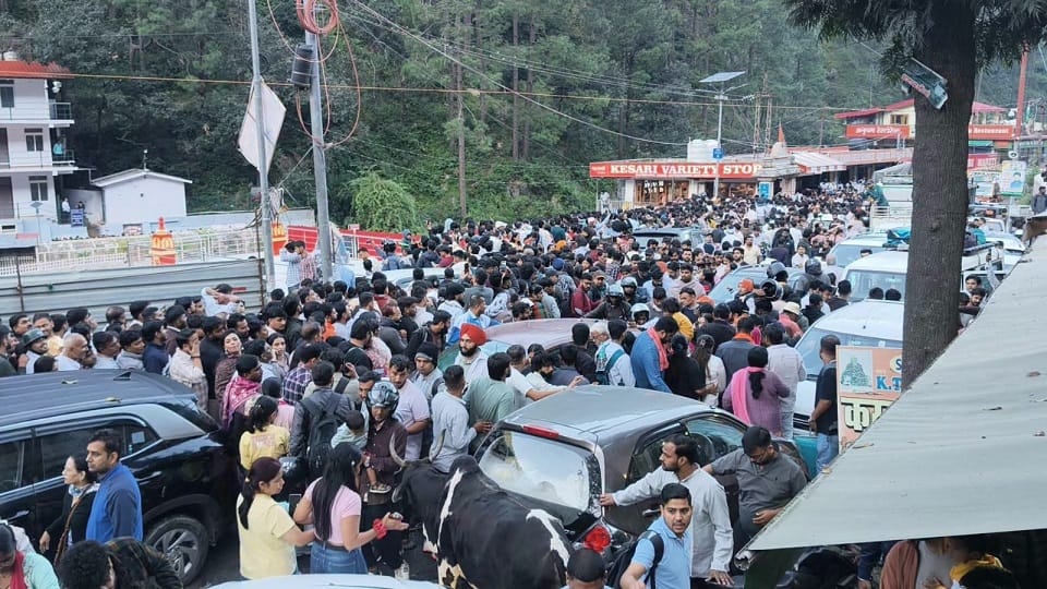 Haldwani-Bageshwar road is in trouble due to traffic jam at Kainchi Dham