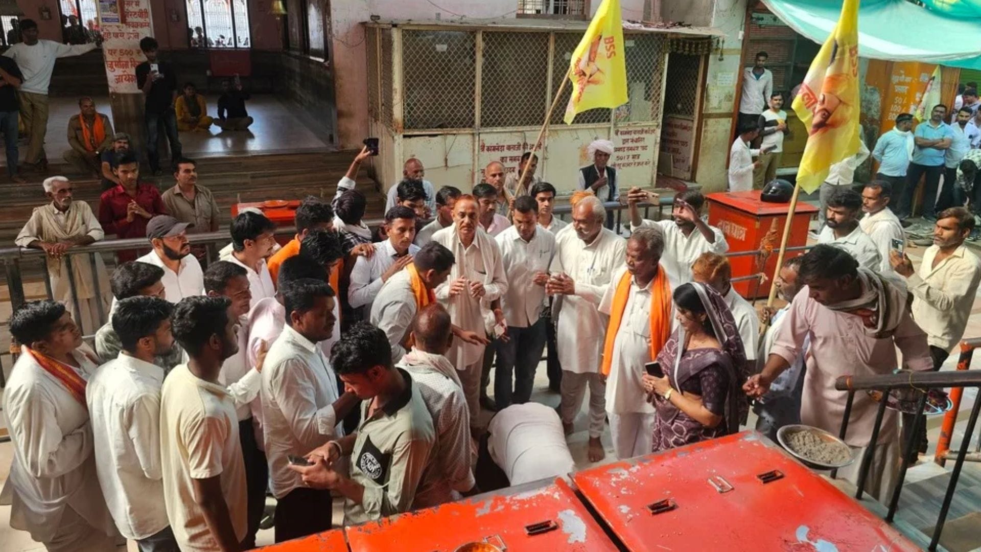 कामखेड़ा बालाजी में रैली से पूर्व पूजा अर्चना करते नरेश मीणा
