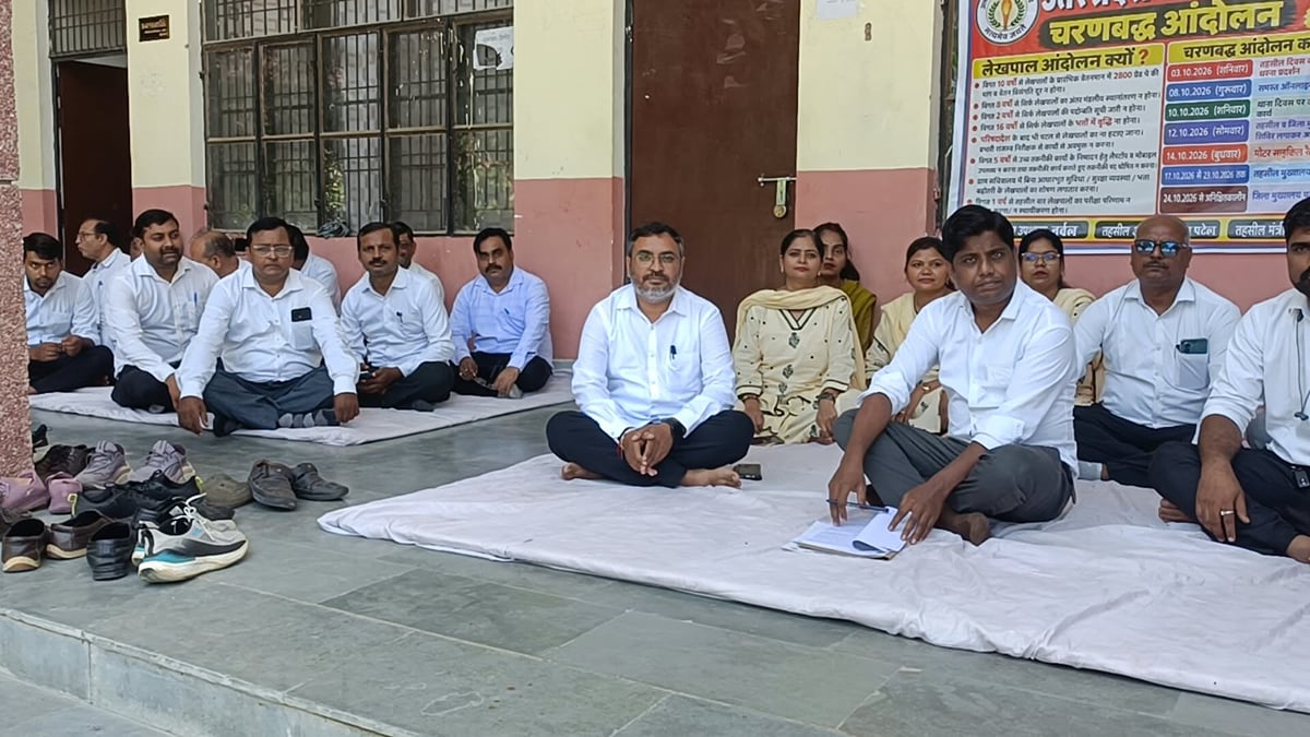 कानपुर: नरवल में लेखपालों का प्रदर्शन, संपूर्ण समाधान दिवस का बहिष्कार, बोले- डीएम को ज्ञापन भी सौंपेंगे
