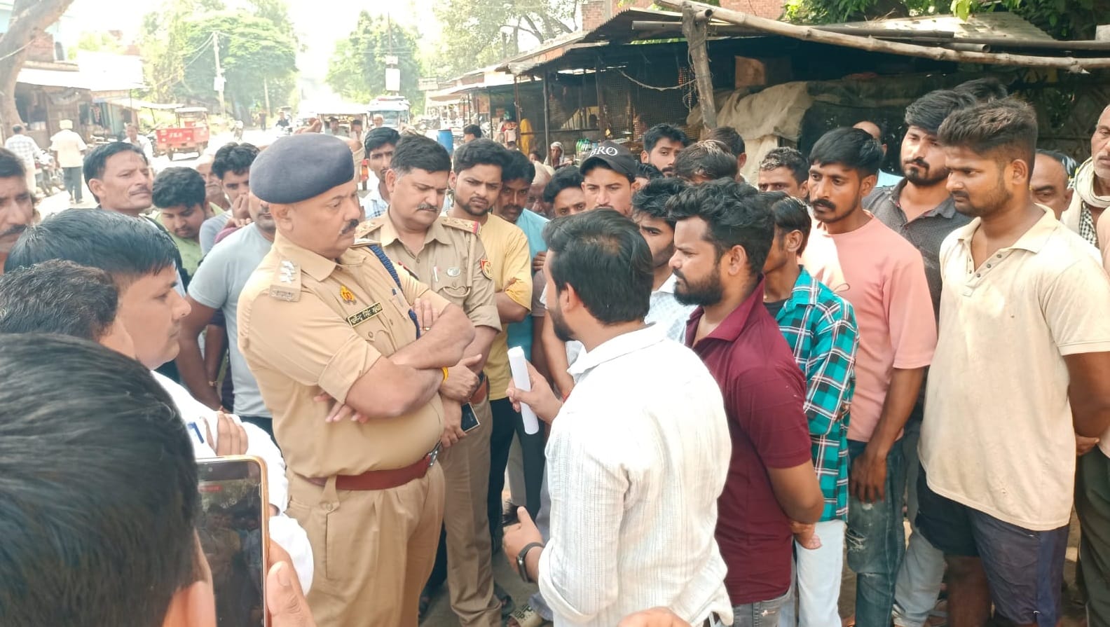 घटनास्थल पर परिजनों और ग्रामीणों को समझाती पुलिस