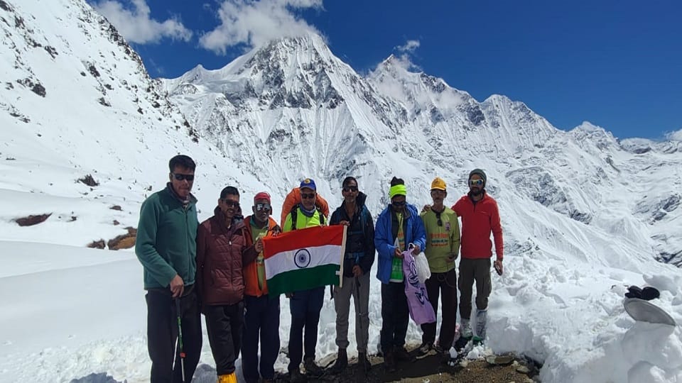 कपकोट के पिंडारी से वापस लौटा दल।