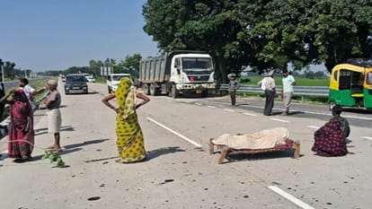 कौशाम्बी में सड़क पर शव रखकर जाम करते ग्रामीण।