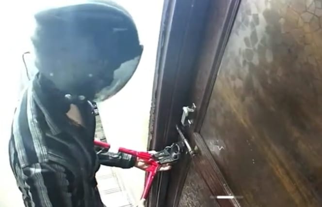 An attempt was made to burgle a house in Mubarak Mandi in broad daylight on Friday.