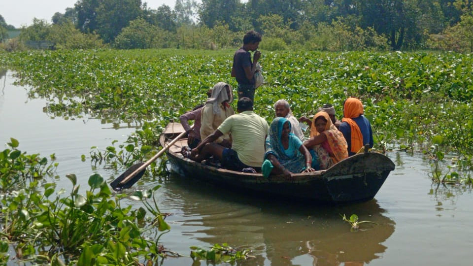 कानपुर: ख्योरा कटरी के मजरों में फिर घुसा गंगा का पानी, 48 घंटे में गलियों में भरा बाढ़ का पानी