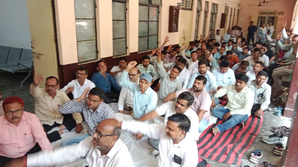 Lekhpal protest over their demands in Budaun