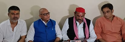 लोकतंत्र बचाओ सप्ताह की जानकारी देते सपा जिलाध्यक्ष और शहर अध्यक्ष।