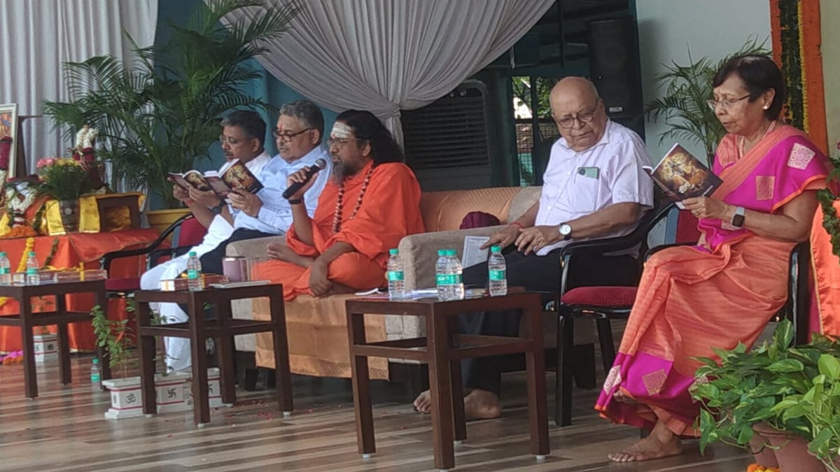 प्रयागराज : महर्षि पतंजलि विद्या मंदिर में गूंजे गीता के श्लोक, हजारों कंठों ने किया सामूहिक गीता पाठ