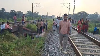 माैके पर माैजूद भीड़।