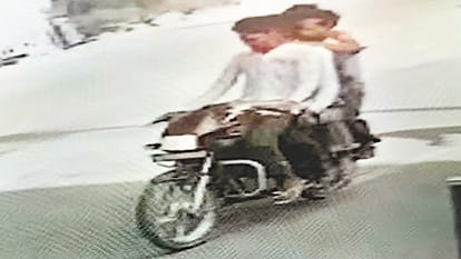 Meerut: Womans Purse Snatched by Four Bike-Borne Youths on Khirwa Road