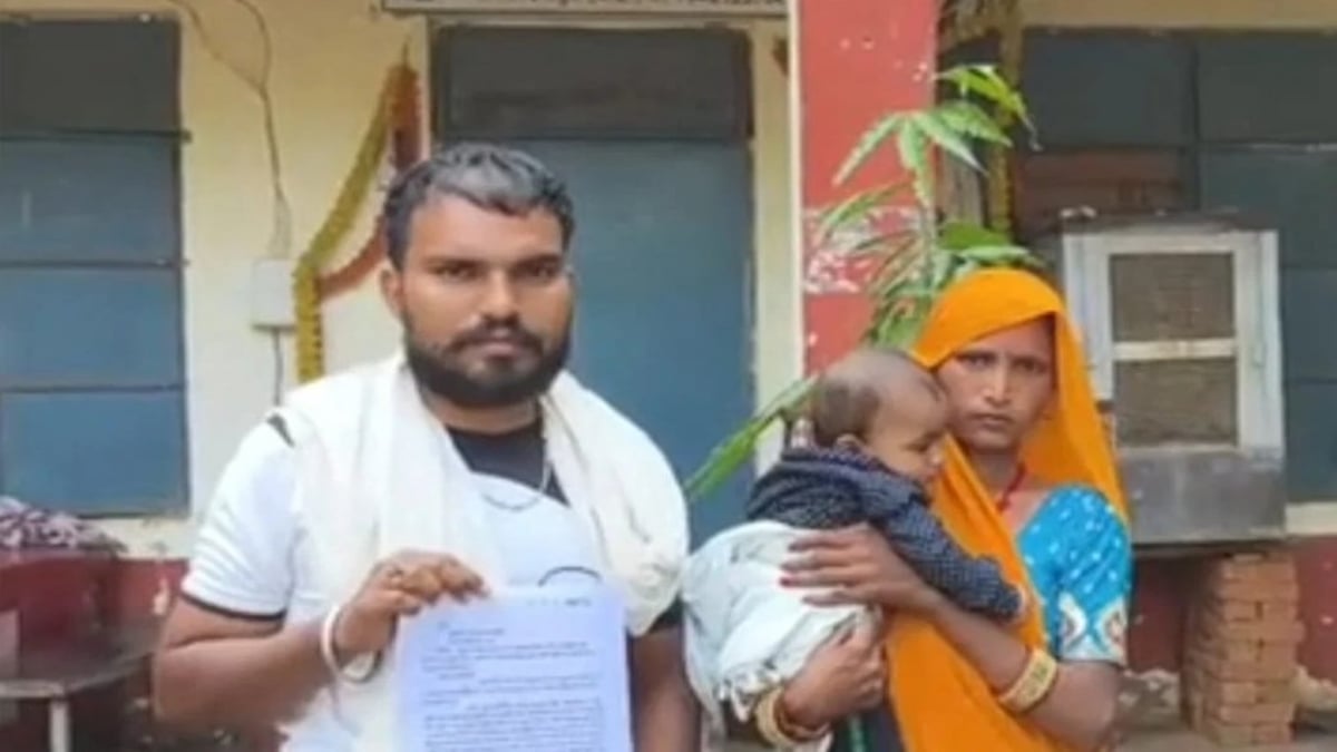 गजब है: शिवपुरी में जीवित महिला को मृत दिखाकर काटा नाम, अब पत्नी को साथ लेकर दफ्तरों के चक्कर लगा रहा पति