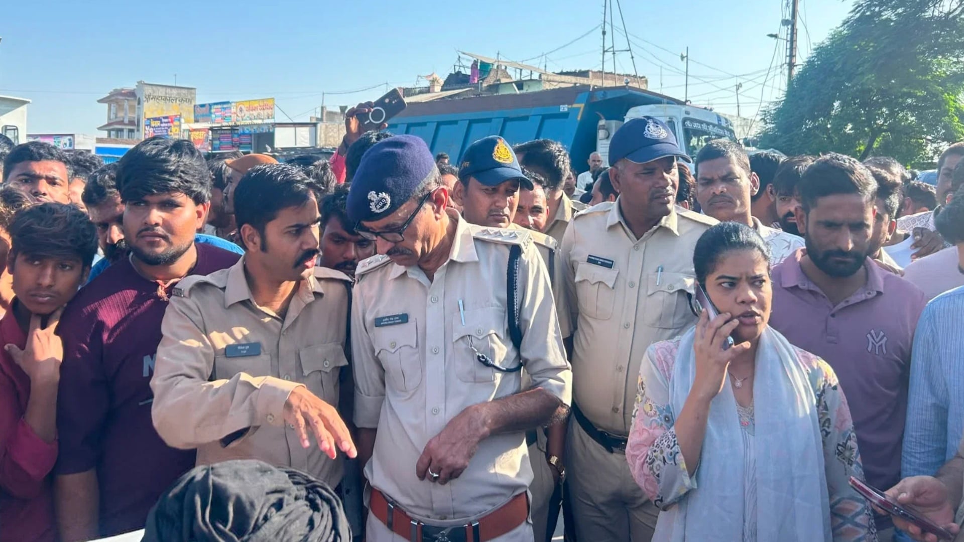 मौके पर मौजूद एसडीएम और पुलिस अधिकारी