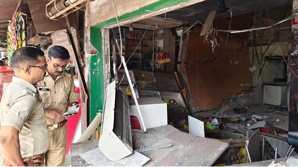 Explosion at a pizza restaurant in Moradabad, walls cracked, shutters blown off