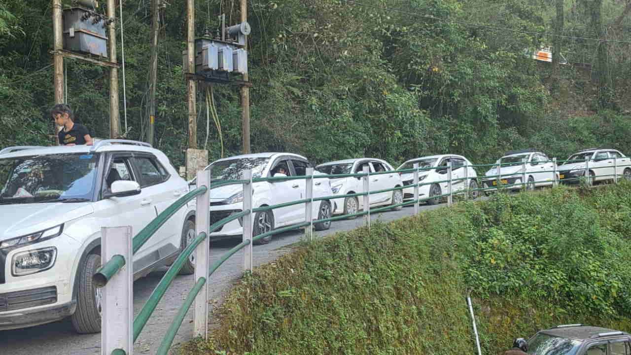 Uttarakhand packed with tourists on holiday Mussoorie Rishikesh Nainital Kainchi Dham jammed Watch Photos