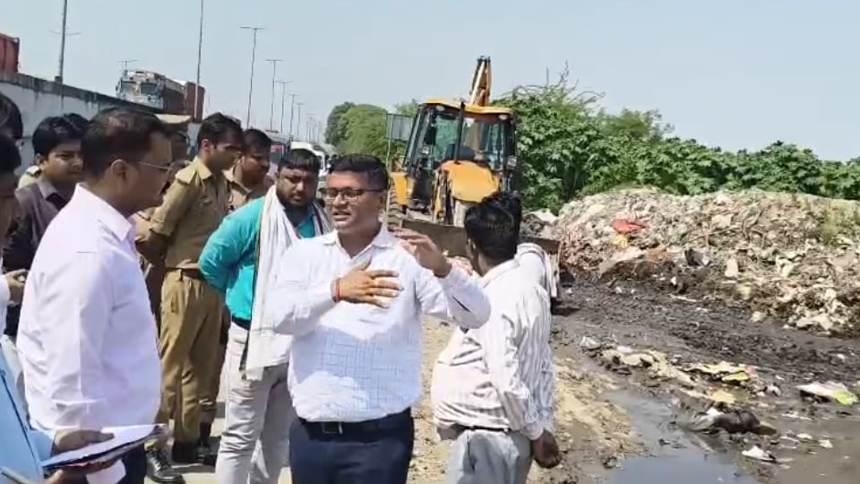 कानपुर: नगर आयुक्त ने सड़कों और पैच कार्यों का किया निरीक्षण, कूड़ा हटाने के निर्देश