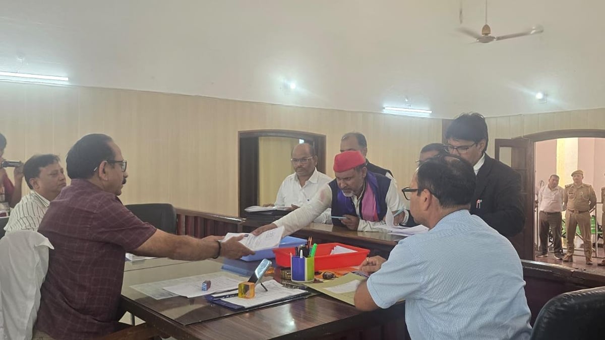 Jhansi: सपा एमएलसी ने जमा किया नामांकन, भाजपा प्रत्याशी समेत सात ने लिया पर्चा