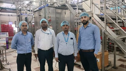 निरीक्षण करते अधिकारी