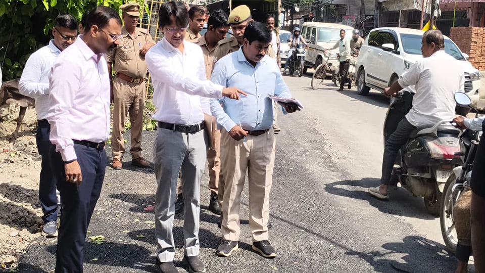 Kanpur: नगर आयुक्त ने सड़कों और पैच कार्यों का किया निरीक्षण, कूड़ा हटाने के निर्देश