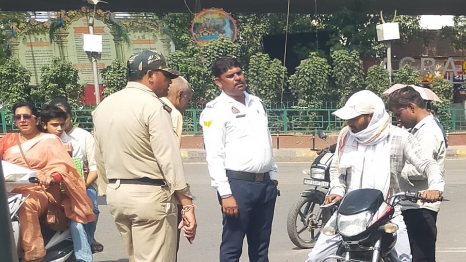 Agra’s Bhagwan Talkies Turns into Parking Zone, Traffic Chaos Worsens
