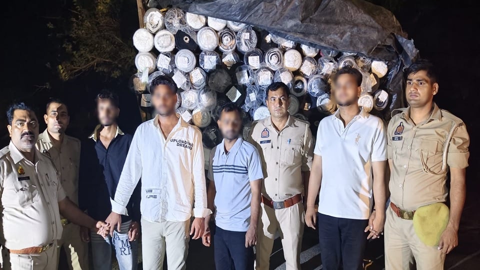 हापुड़ में लूट का खुलासा: 55 लाख के कपड़े से भरा कैंटर बरामद, मुठभेड़ में पांच बदमाश गिरफ्तार