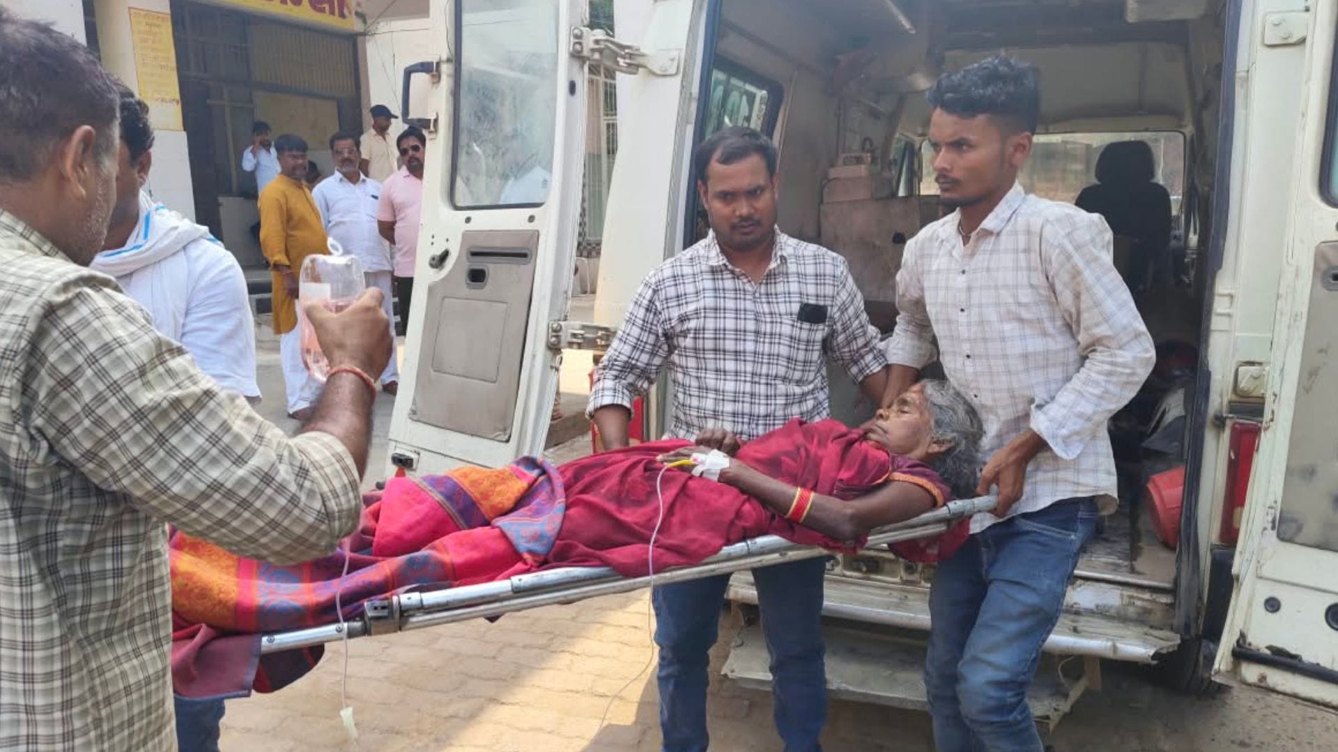 women and children fall ill after eating Litti-Roti two patients sharing bed complaints of dizziness