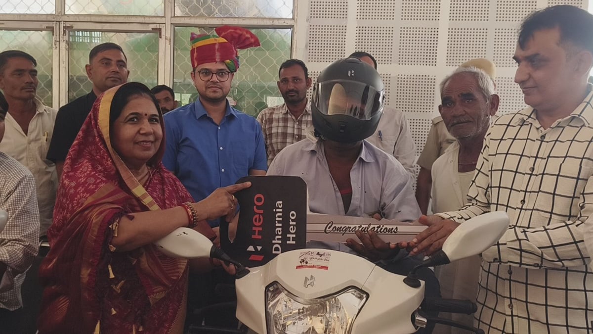 नागौर: दिव्यांगजनों के चेहरे पर मुस्कान, राज्यमंत्री डॉ. मंजू बाघमार ने विधायक कोष से बांटीं 16 स्कूटियां