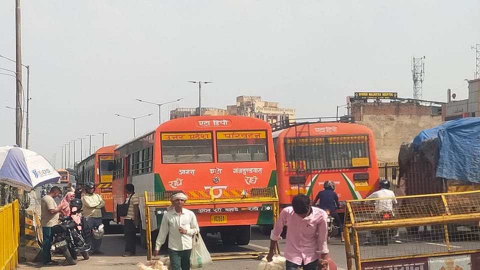 Agra’s Bhagwan Talkies Turns into Parking Zone, Traffic Chaos Worsens