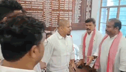 Uproar at Samajwadi Party press conference in Gorakhpur; SP leaders clash with each other