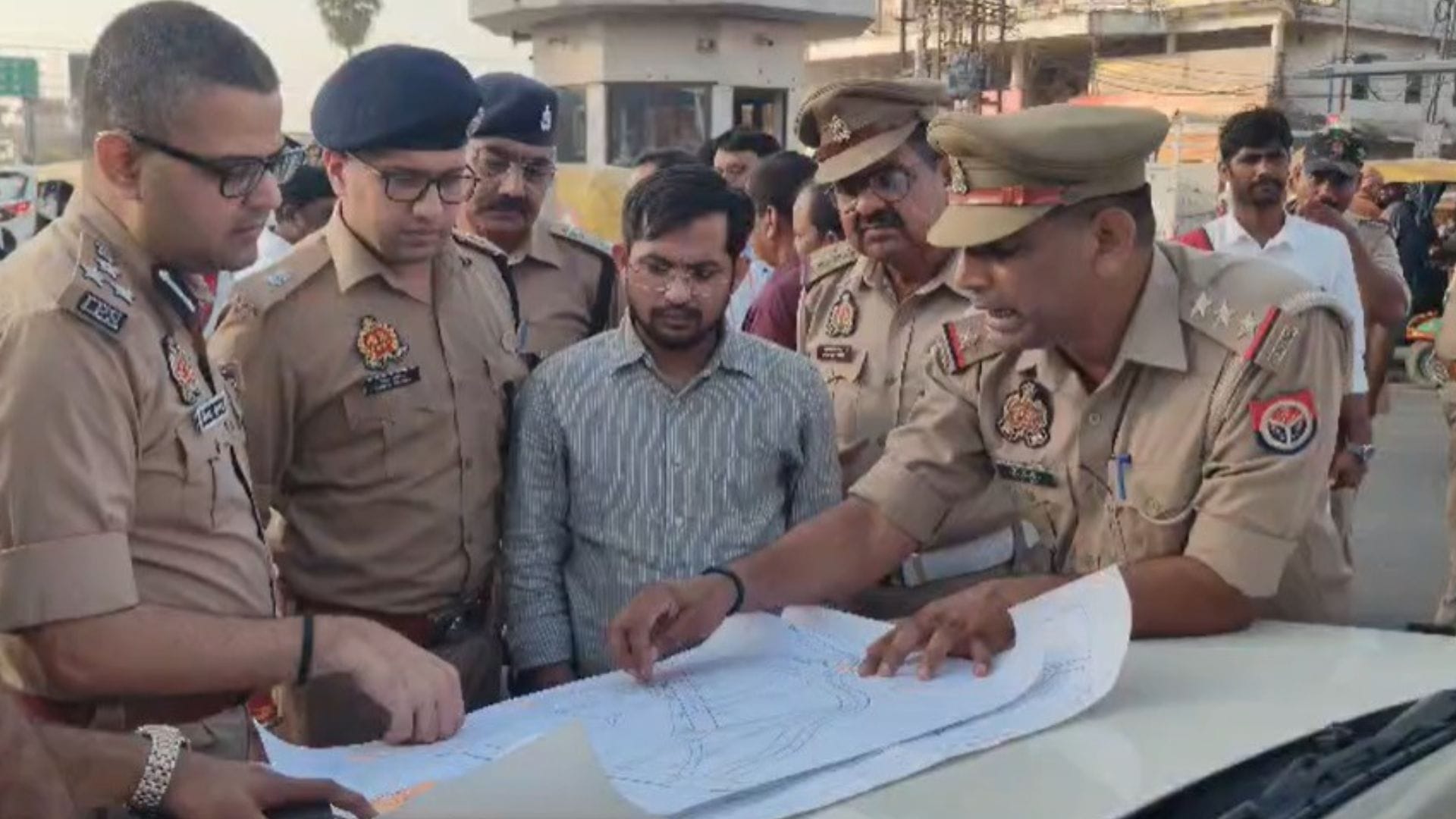 सुरक्षा की जानकारी लेते डीएम।