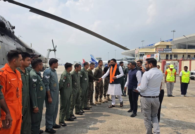 saran-flood-relief-air-dropping-5600-dry-ration-packets-iaf-helicopters