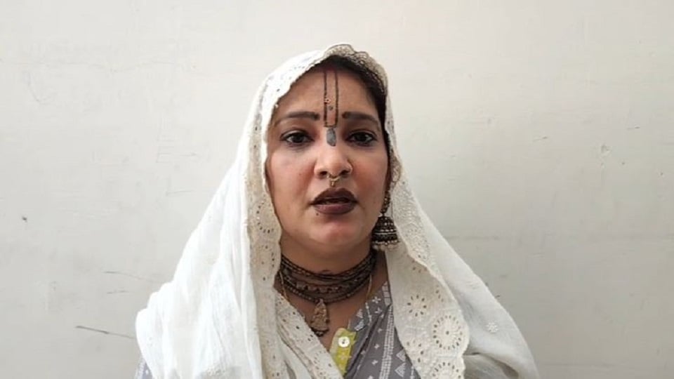 यूपी: प्रेमानंद महाराज के आश्रम पर साध्वी इंदुलेखा से खींचतान, जान से मारने की धमकी; संत के समर्थकों पर आरोप