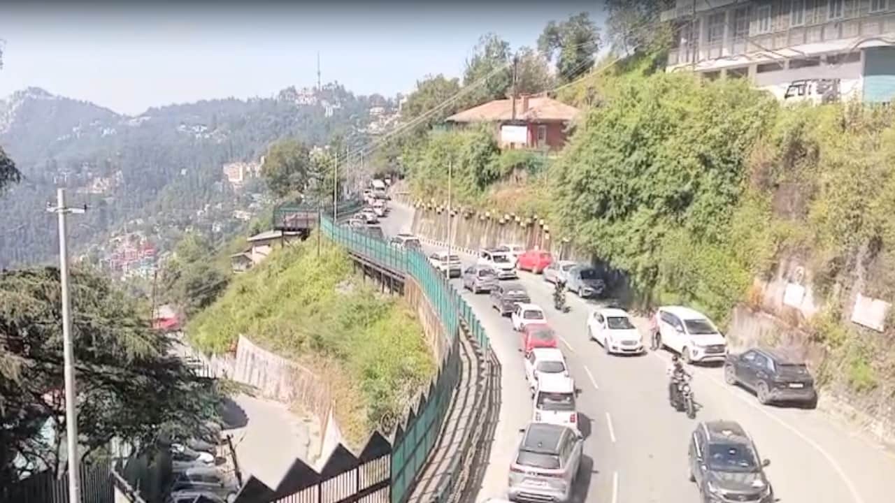 Tourists flock to Shimla: Traffic surges on Circular Road over the weekend, vehicles crawl; watch video.