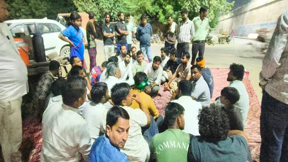 बाइक सवार होमगार्ड को अज्ञात वाहन ने राैंदा: माैत पर फूटा ग्रामीणों का आक्रोश, दक्षिणी बाईपास पर दिया धरना