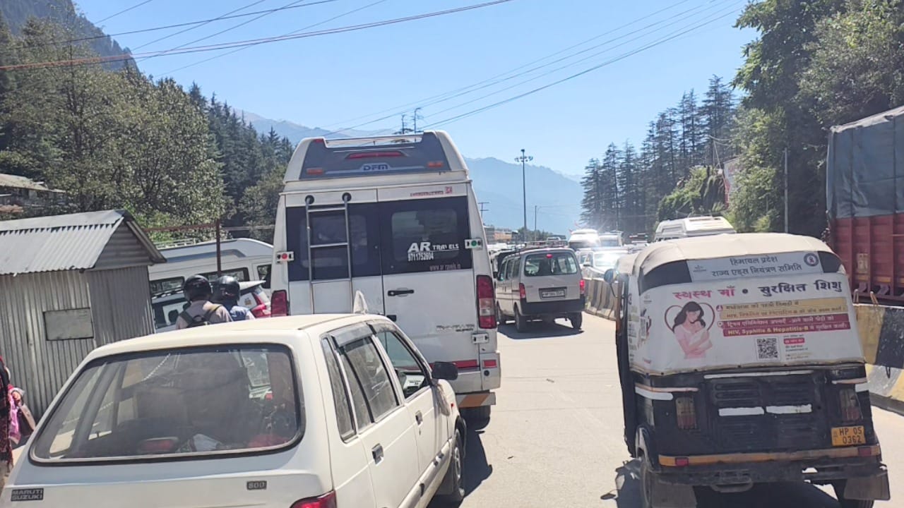 Tourists flock to Shimla: Traffic surges on Circular Road over the weekend, vehicles crawl; watch video.