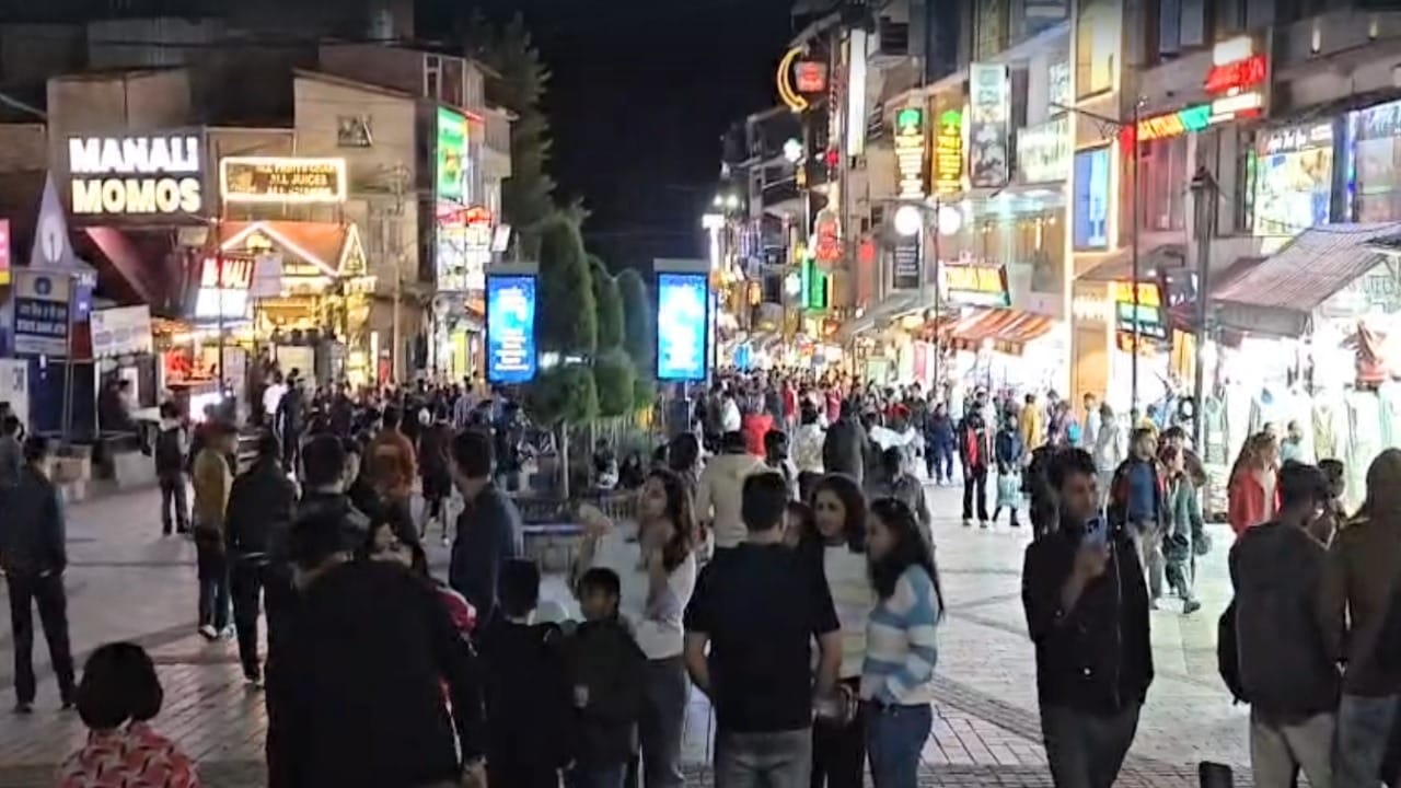 Tourists flock to Shimla: Traffic surges on Circular Road over the weekend, vehicles crawl; watch video.